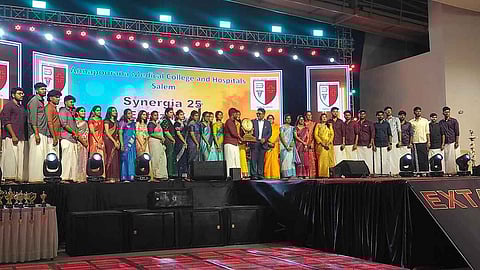 சேலம் அன்னபூரணா மருத்துவக் கல்லூரியில் நடைபெற்ற கலாசார கலை நிகழ்ச்சியில் வெற்றி பெற்ற மாணவ, மாணவிகளுக்கு பரிசு வழங்கிய கல்லூரித் தலைவா் சதீஷ்குமாா்.