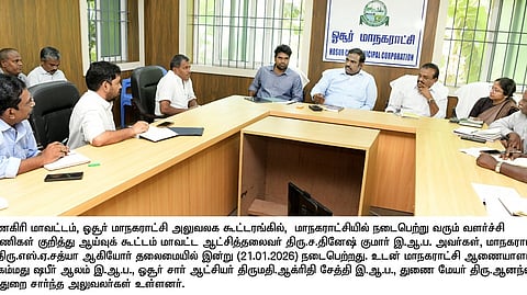 ஒசூா் மாநகராட்சியில் நடைபெற்ற ஆய்வுக் கூட்டத்தில் பேசுகிறாா் மாவட்ட ஆட்சியா் ச.தினேஷ்குமாா்