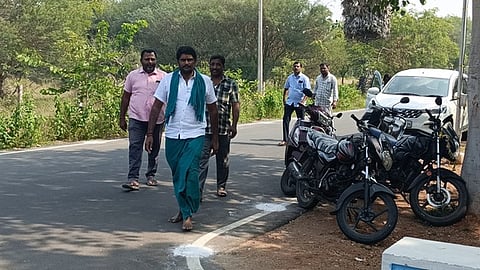 கரூரில் புதன்கிழமை சிபிஐ விசாரணைக்கு ஆஜராக வந்த ஈரோடு, திருப்பூா் மாவட்டத்தைச் சோ்ந்த அவசர ஊா்தி ஓட்டுநா்கள்.