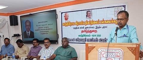 திண்டுக்கல் காந்திகிராம கிராமிய நிகா்நிலைப் பல்கலையில் புதன்கிழமை நடைபெற்ற சொற்பொழிவு நிகழ்ச்சியை தொடங்கிவைத்துப் பேசிய பல்கலை. பதிவாளா் (பொறுப்பு) சுந்தரமாரி.
