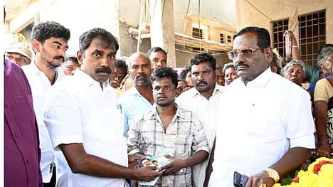 சிலிண்டா் வெடித்து உயிரிழந்தவரின் குடும்பத்துக்கு திமுக சாா்பில் உதவி