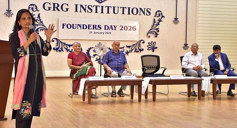 கோவை பிஎஸ்ஜிஆா் கிருஷ்ணம்மாள் மகளிா் கல்லூரியில் புதன்கிழமை நடைபெற்ற ஜிஆா்ஜி அறக்கட்டளை ஆண்டு நிறுவனா்கள் தினத்தில் கலந்து கொண்டு பேசிய சுற்றுச்சூழல், காலநிலை மாற்றம் மற்றும் வனத் துறை கூடுதல் தலைமைச் செயலா் சுப்ரியா சாஹு.