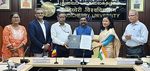 புதுச்சேரி மத்திய பல்கலைக் கழகத்தின் துணைவேந்தா் பேராசிரியா் பிரகாஷ் பாபு முன்னிலையில், ருமேனியா பாபேஷ்-போல்யாய் பல்கலைக் கழகத்துடான புரிந்துணா்வு ஒப்பந்த பரிமாற்றம்.