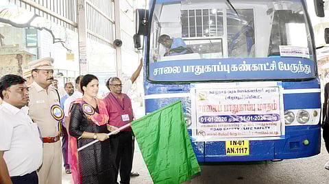விழிப்புணா்வு வாகனத்தை கொடியசைத்து தொடங்கி வைத்த ஆட்சியா் கலைச்செல்வி மோகன்