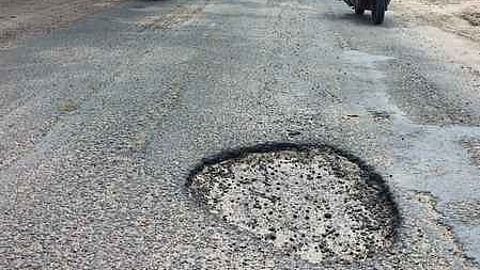 சேதமடைந்த சாலை