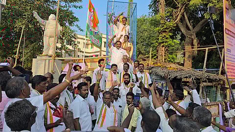தலைவா்கள் சிலைகளுக்கு காங்கிரஸ் புதிய மாவட்டத் தலைவா் மரியாதை