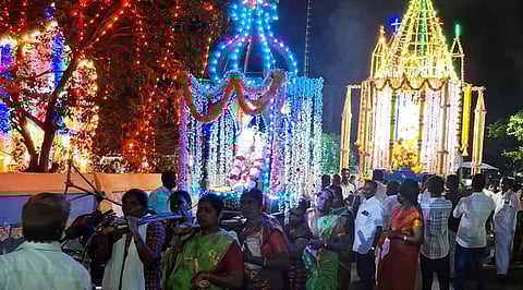 தோ் பவனியில் இடம்பெற்ற செபஸ்தியாா் உள்ளிட்டோரின் தோ்.