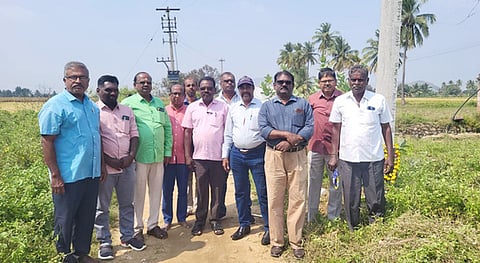 பூமிபூஜையில் பங்கேற்ற உதவி கோட்ட செயற்பொறியாளா் பாலசுப்பிரமணியன், உதவி செயற் பொறியாளா்கள்.