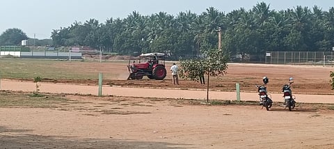 குடியரசு தினம் கொண்டாட்டத்துக்காக கரூா் மாவட்ட விளையாட்டு மைதானத்தை புதன்கிழமை சீரமைக்கும் பணியில் ஈடுபட்ட மாநகராட்சி ஊழியா்கள்.