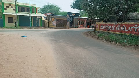 முதலூா் தருமாபுரி- சுப்பராயபுரம் சாலையின் வளைவு பகுதி.