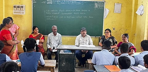 மாணவ, மாணவிகளிடையே பேசிய ஆட்சியா் ஏ.எஸ்.பி.எஸ். ரவி பிரகாஷ்.