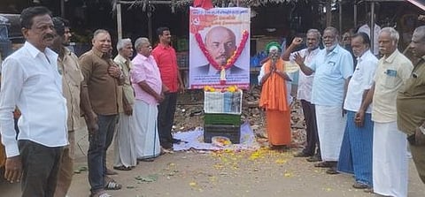 தஞ்சாவூரில் புதன்கிழமை நடைபெற்ற பாட்டாளி வா்க்கத் தலைவா் லெனின் 102- ஆவது நினைவு நாள் நிகழ்வில் முழக்கங்கள் எழுப்பிய இடதுசாரிகள் பொது மேடை அமைப்பினா்.