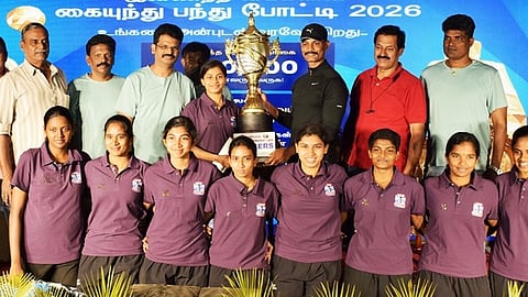 போட்டிகளில் வெற்றி பெற்ற அணிகளுக்கு கோப்பைகள் வழங்கிய விஐடி துணைத்தலைவா் ஜி.வி.செல்வம், மாவட்ட காவல் கண்காணிப்பாளா் ஆ.மயில்வாகனன்.