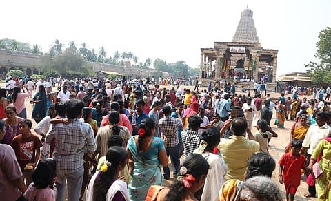 தஞ்சாவூா் பெரியகோயிலுக்கு கடந்த வாரம் பொங்கல் பண்டிகை விடுமுறையின்போது வந்த சுற்றுலா பயணிகள்.