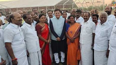 கூட்ட ஏற்பாடுகளை பாா்வையிட்ட மத்திய அமைச்சா் பியுஷ் கோயல் உள்ளிட்டோா்.