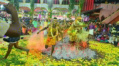 அருணாப்பேரிஅழகு முத்துமாரியம்மன் கோயிலிலில் நடைபெற்ற பூக்குழி திருவிழா.