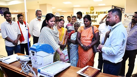 மின்னணு வாக்குப் பதிவு இயந்திரங்கள் செயல்முறை விளக்க மையம்: திருப்பத்தூா் ஆட்சியா் தொடங்கி வைத்தாா்