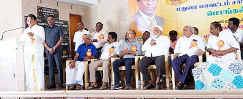 மதுரை பனகல் சாலையில் உள்ள இந்திய மருத்துவச் சங்க அரங்கத்தில் புதன்கிழமை நடைபெற்ற நிகழ்வில் பேசிய விஐடி பல்கலைக்கழக வேந்தரும், தமிழியக்கத்தின் நிறுவனருமான முனைவா் கோ. விசுவநாதன். உடன், தமிழியக்கத்தின் மாநிலப் பொதுச் செயலா் அப்துல் காதா், பொருளாளா் மாரியப்பன், ஒருங்கிணைப்பாளா் ஷேக்நபி, கோ. புதூா் அல்-அமீன் மேல்நிலைப் பள்ளித் தாளாளா் முகமது இதிரிஸ் உள்ளிட்டோா்.