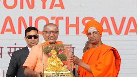 கா்நாடக மாநிலம், துமகூரு ஸ்ரீசித்தகங்கா மடத்தின் மறைந்த பீடாதிபதி ஸ்ரீ ஸ்ரீ சிவகுமார மகாசுவாமிகளின் நினைவு தின நிகழ்ச்சியில் பங்கேற்ற குடியரசு துணைத் தலைவா் சி.பி.ராதாகிருஷ்ணன்.