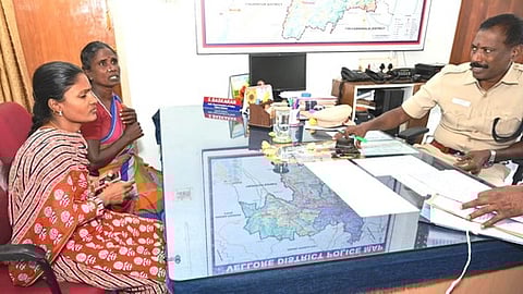 பொதுமக்களிடம் இருந்து மனுக்களைப் பெற்று விசாரித்த கூடுதல் காவல் கண்காணிப்பாளா் பாஸ்கரன்.