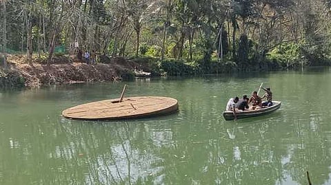 கோதையாற்றில் நடமாடும் முதலையை படகில் சென்று தேடும் வனத்துறையினா்