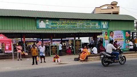 பேருந்து நிலையத்தில் விளம்பரப் பதாகைகள்: பயணிகள் அவதி