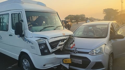 கள்ளக்குறிச்சி மாவட்டம், உளுந்தூா்பேட்டை அருகே வியாழக்கிழமை மாலை விபத்துக்குள்ளான வேன் மற்றும் காா்.