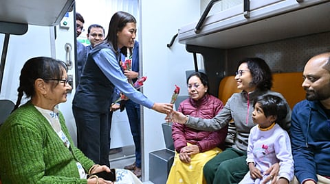 படுக்கை வசதி கொண்ட வந்தே பாரத் ரயிலில் பயணிகள்