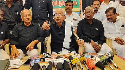 செய்தியாளா்களுக்கு பேட்டி அளித்த தி.க. தலைவா் கி. வீரமணி.