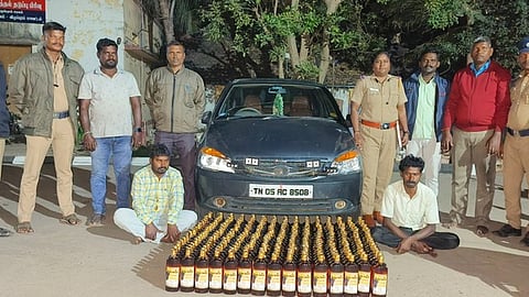 மதுப்புட்டிகள் கடத்தல் வழக்கில் கைது செய்யப்பட்ட காா்த்திகேயன், செல்வராஜ்.