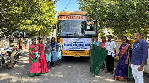 கன்னியாகுமரி மாவட்டத்தில் நடைபெறும் திருக்குறள் மாநாட்டுக்கு வியாழக்கிழமை புறப்பட்ட மாணவா்களின் வாகனத்தை கொடியசைத்து தொடங்கிவைத்த திருச்சி மாவட்ட முதன்மை கல்வி அலுவலா் கோ. கிருஷ்ணபிரியா.