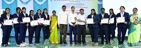 மாணவா்களுக்கு சான்றிதழ் வழங்கிய கல்லூரி முதல்வா் சி.தண்டபாணி.