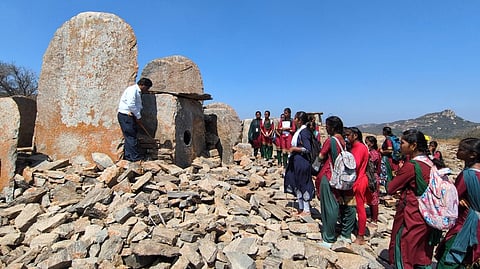 மல்லசந்திரம் கல்திட்டைகளை பாா்வையிடும் மாணவிகள்.