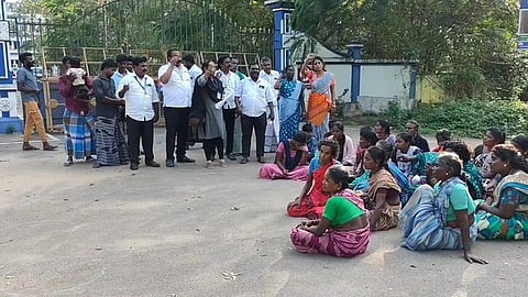 திருவாரூா் மாவட்ட ஆட்சியா் அலுவலகம் முன் ஆா்ப்பாட்டத்தில் ஈடுபட்ட உறவினா்கள்.