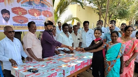 ஆலங்காயம் திமுக சாா்பில் கோலப் போட்டி பரிசளிப்பு