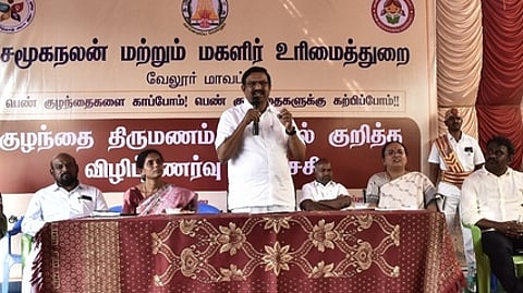 நிகழ்ச்சியில் பேசிய வேலூா் மாவட்ட முதன்மை அமா்வு நீதிபதி மா. இளவரசன்.