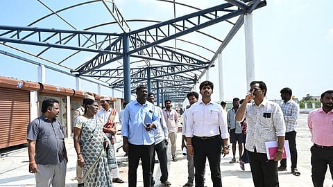 திருவள்ளூா் புதிய பேருந்து நிலைய கட்டுமானப் பணிகளை ஆய்வு செய்த ஆட்சியா் மு.பிரதாப், உடன் நகராட்சி ஆணையா் தாமோதரன் உள்ளிட்டோா்.