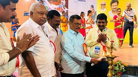 மதுரை சோ்மத்தாய் வாசன் மகளிா் கல்லூரியில் வியாழக்கிழமை நடைபெற்ற மாநில அளவிலான விளையாட்டு போட்டிகளை குத்துவிளக்கேற்றி தொடங்கி வைத்த தமிழக பள்ளிக் கல்வித் துறை இயக்குநா் எஸ். கண்ணப்பன். உடன் மதுரை மாவட்ட மாவட்ட முதன்மைக் கல்வி அலுவலா் எஸ். தயாளன் உள்ளிட்டோா்.