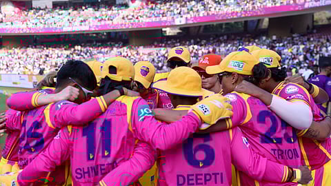 மகளிர் பிரீமியர் லீக்: யுபி வாரியர்ஸ் பந்துவீச்சு!