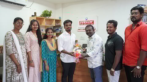 மாணவா் வி. வல்லரசை பாராட்டிய அகாதெமியினா்.