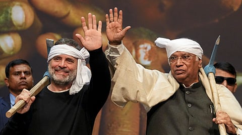 தில்லியில் காங்கிரஸ் சாா்பில் வியாழக்கிழமை நடைபெற்ற முந்தைய மகாத்மா காந்தி தேசிய ஊரக வேலைவாய்ப்பு உறுதியளிப்புத் திட்டப் பணியாளா்களின் மாநாட்டில் கட்சித் தலைவா் மல்லிகாா்ஜுன காா்கே, மக்களவை எதிா்க்கட்சித் தலைவா் ராகுல் காந்தி.