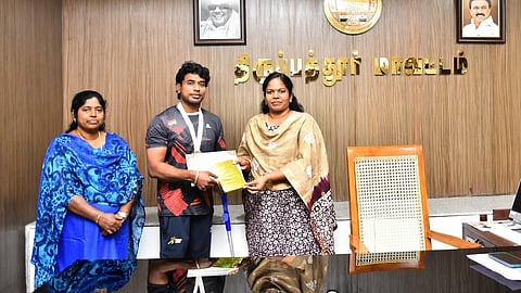 மாணவனைப் பாராட்டிய திருப்பத்தூா் ஆட்சியா் க. சிவசௌந்திரவல்லி.