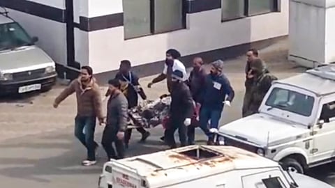 காஷ்மீரில் 200 அடி பள்ளத்தில் வாகனம் கவிழ்ந்து 10 ராணுவ வீரா்கள் உயிரிழப்பு