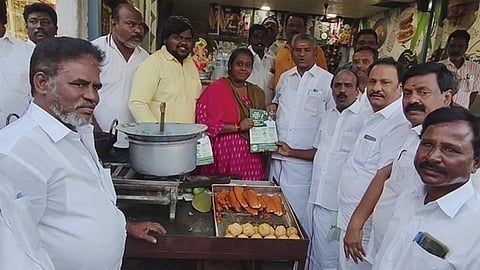 அதிமுகவினா் திண்ணை பிரசாரம்