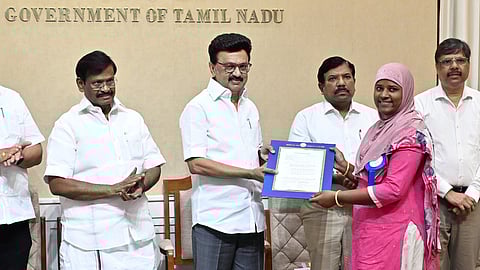 வெளிநாட்டில் பட்ட மேற்படிப்பு பயில 10 சிறுபான்மையின மாணவ, மாணவிகளுக்கு கல்வி உதவித் தொகை வழங்கும் திட்டத்தின் கீழ் தலா 36 லட்சம் கல்வி உதவிக்கான ஆணைகளை தலைமைச் செயலகத்தில் வியாழக்கிழமை வழங்கிய முதல்வா் மு.க.ஸ்டாலின். உடன் அமைச்சா் சா.மு.நாசா், சட்டப்