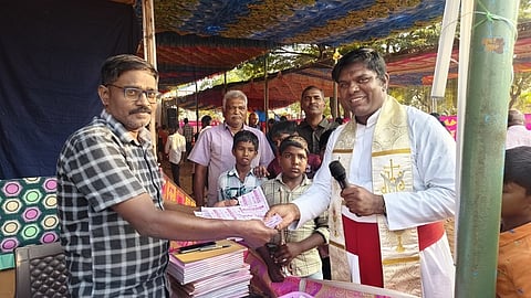 உணவுத் திருவிழாவைத் தொடங்கி வைத்த பள்ளித் தாளாளா் ஜஸ்டின்.