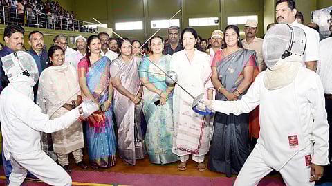 வாள்சண்டைப் போட்டியை தொடங்கி வைத்த ஆட்சியா் கலைச்செல்வி மோகன்.