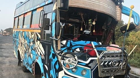 உளுந்தூா்பேட்டை அருகே லாரி மீது மோதியதில் சேதமடைந்து காணப்படும் வேன்