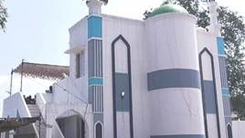 தேனூரில் வெள்ளிக்கிழமை திறக்கப்பட்ட புதிய பள்ளிவாசல்.