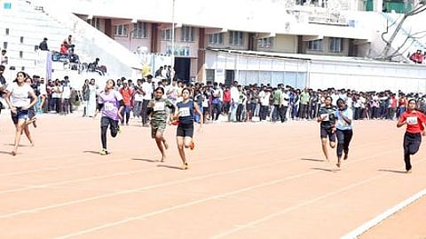 கோவையில் நடைபெற்ற மண்டல அளவிலான தடகளப் போட்டியில் கலந்து கொண்ட வீராங்கனைகள்.